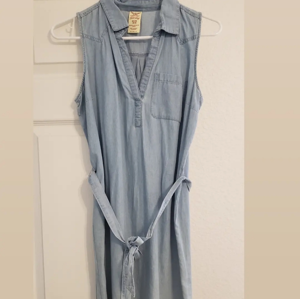 Shirt dresses, jean dresses, summer casual loose tops.